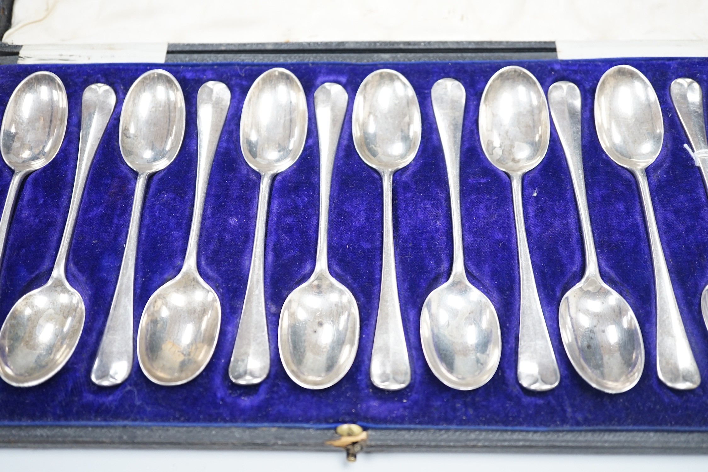 A cased set of twelve George V silver rat-tail pattern teaspoons, William Hutton & Sons, Sheffield, 1915 and a similar cased set of six pastry forks by Mappin & Webb, 13.1oz.